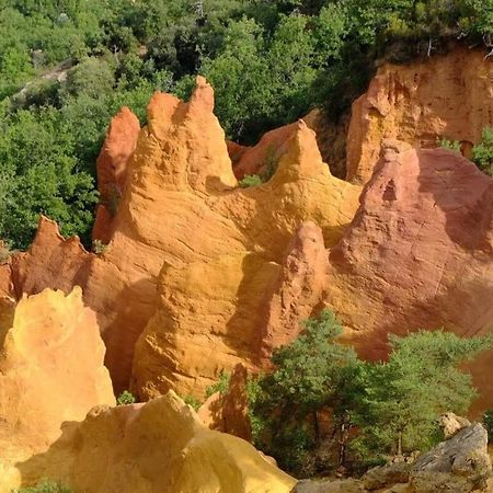 Logement D'Exception Pres Du Colorado Provencal Dans Une Residence Au Calme Avec Piscine Offrant Une Vue Imprenable Sur Le Luberon Depuis Sa Terrasse Viens Luaran gambar