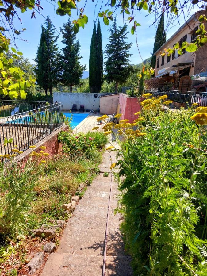 Logement D'Exception Pres Du Colorado Provencal Dans Une Residence Au Calme Avec Piscine Offrant Une Vue Imprenable Sur Le Luberon Depuis Sa Terrasse Viens Luaran gambar