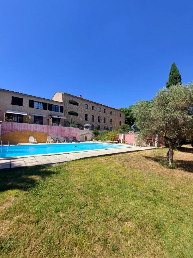 Logement D'Exception Pres Du Colorado Provencal Dans Une Residence Au Calme Avec Piscine Offrant Une Vue Imprenable Sur Le Luberon Depuis Sa Terrasse Viens Luaran gambar