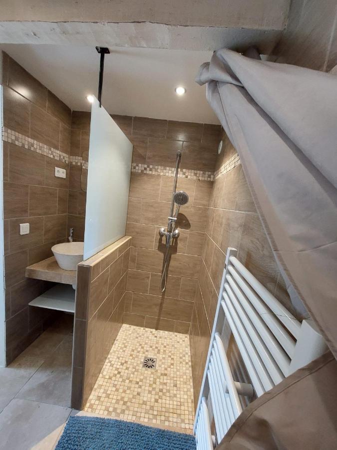 Logement D'Exception Pres Du Colorado Provencal Dans Une Residence Au Calme Avec Piscine Offrant Une Vue Imprenable Sur Le Luberon Depuis Sa Terrasse Viens Luaran gambar