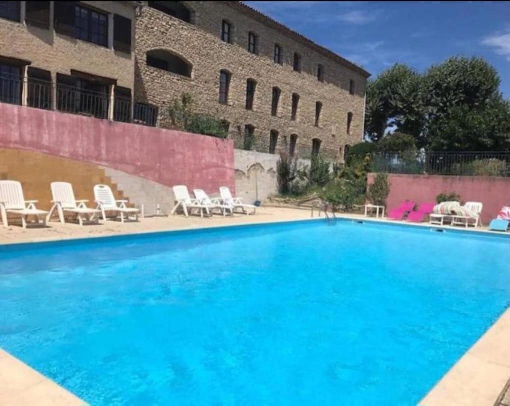 Logement D'Exception Pres Du Colorado Provencal Dans Une Residence Au Calme Avec Piscine Offrant Une Vue Imprenable Sur Le Luberon Depuis Sa Terrasse Viens Luaran gambar
