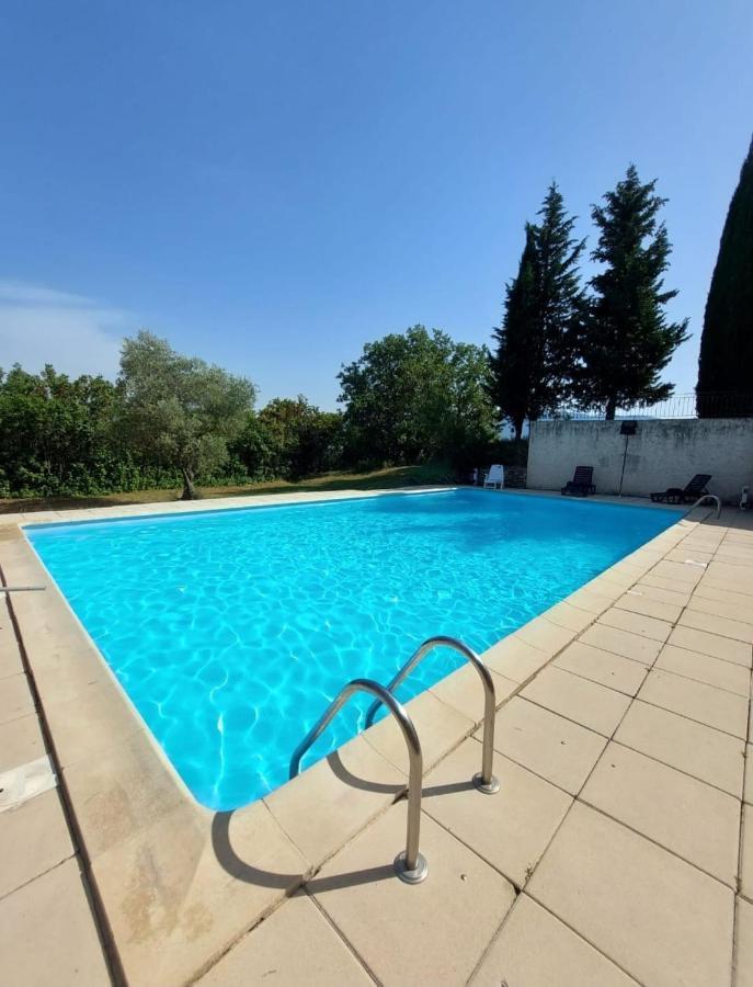 Logement D'Exception Pres Du Colorado Provencal Dans Une Residence Au Calme Avec Piscine Offrant Une Vue Imprenable Sur Le Luberon Depuis Sa Terrasse Viens Luaran gambar