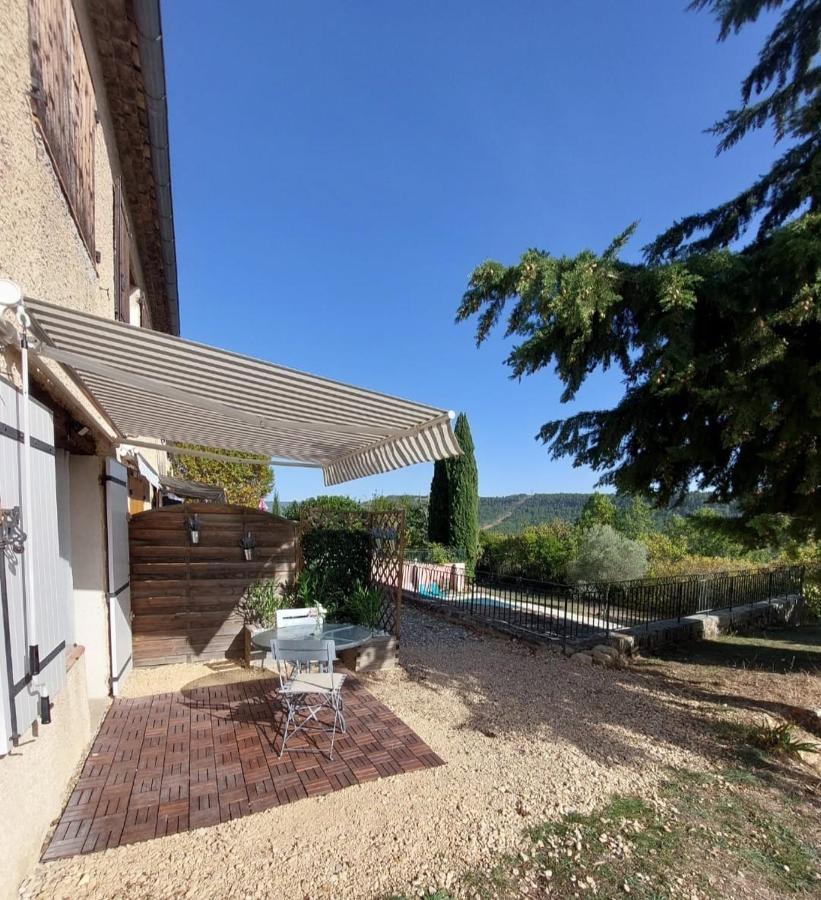 Logement D'Exception Pres Du Colorado Provencal Dans Une Residence Au Calme Avec Piscine Offrant Une Vue Imprenable Sur Le Luberon Depuis Sa Terrasse Viens Luaran gambar